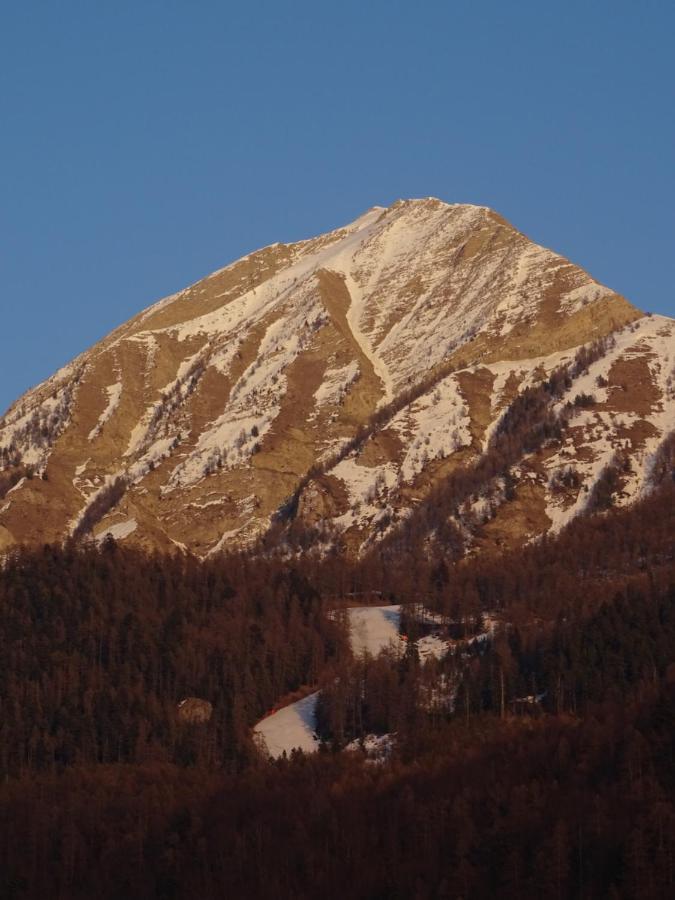 Appartement offrant une magnifique vue des montagnes Saint-Leger-les-Melezes Extérieur photo