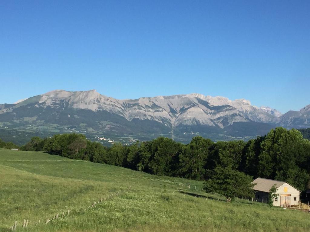 Appartement offrant une magnifique vue des montagnes Saint-Leger-les-Melezes Extérieur photo