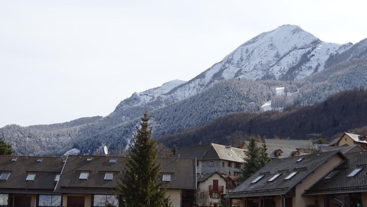 Appartement offrant une magnifique vue des montagnes Saint-Leger-les-Melezes Extérieur photo
