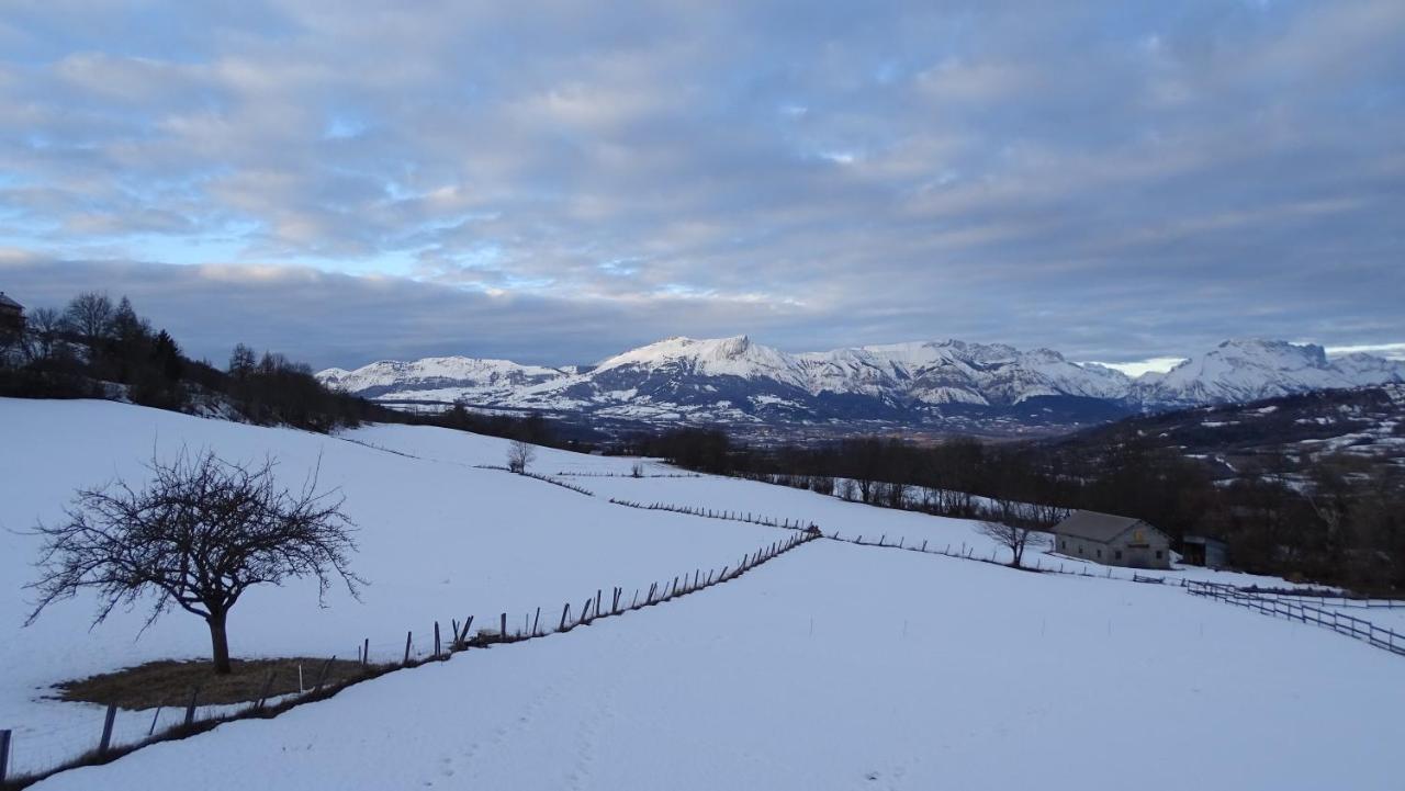 Appartement offrant une magnifique vue des montagnes Saint-Leger-les-Melezes Extérieur photo